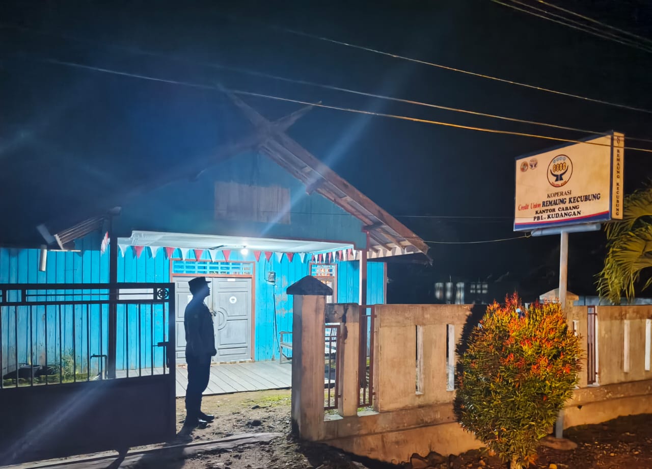 Piket Polsek Delang melaksanakan giat patroli dimalam hari