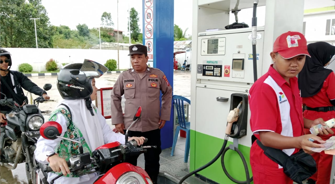 Pantau Aktivitas Masyarakat di SPBU Agar Tetap Kondusif, Polsek Teweh Tengah Laksanakan Patroli ke SPBU di Wilayah Kecamatan Teweh Tengah