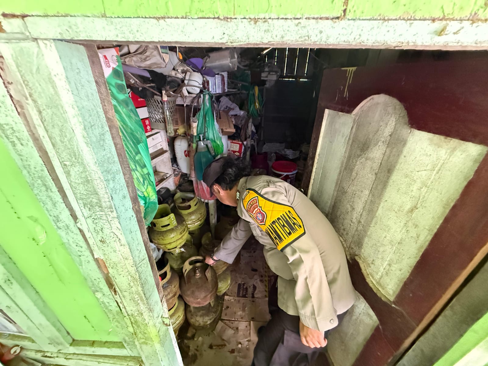 Polsek Montallat Laksanakan Pengecekan Gas LPG Untuk Pantau Stok Dan Harga Di Pasaran