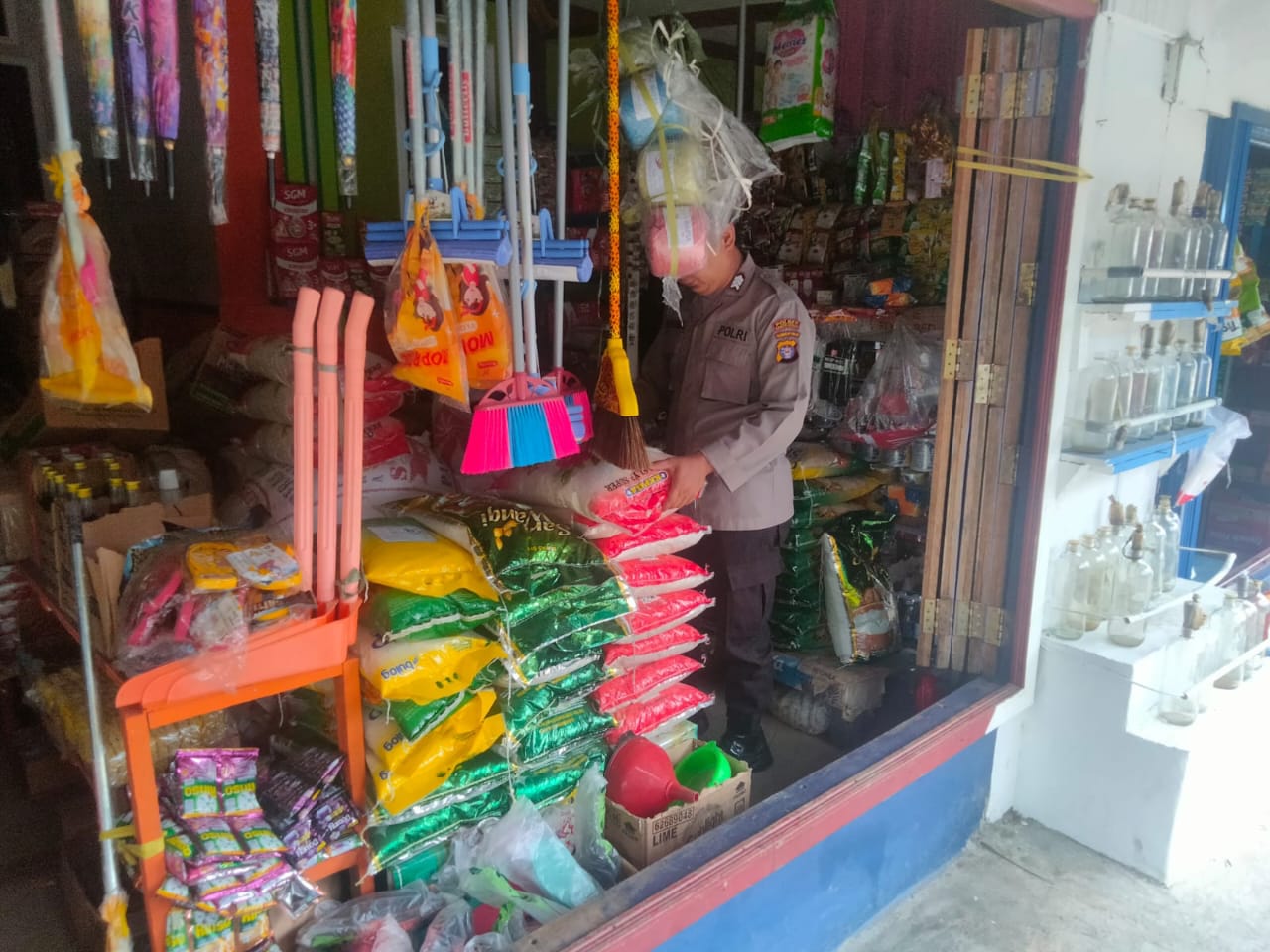 Polsek Montallat Laksanakan Pengecekan Sembako Untuk Pantau Stok Dan Harga Di Pasaran