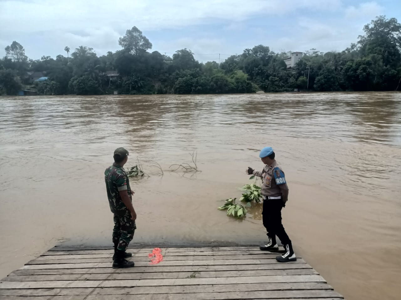 Polsek Marikit Bersama Koramil 1019-05 Marikit Pantau Debit Air DAS Katingan yang Terproyeksi Kenaikan dari Hari Sebelunya