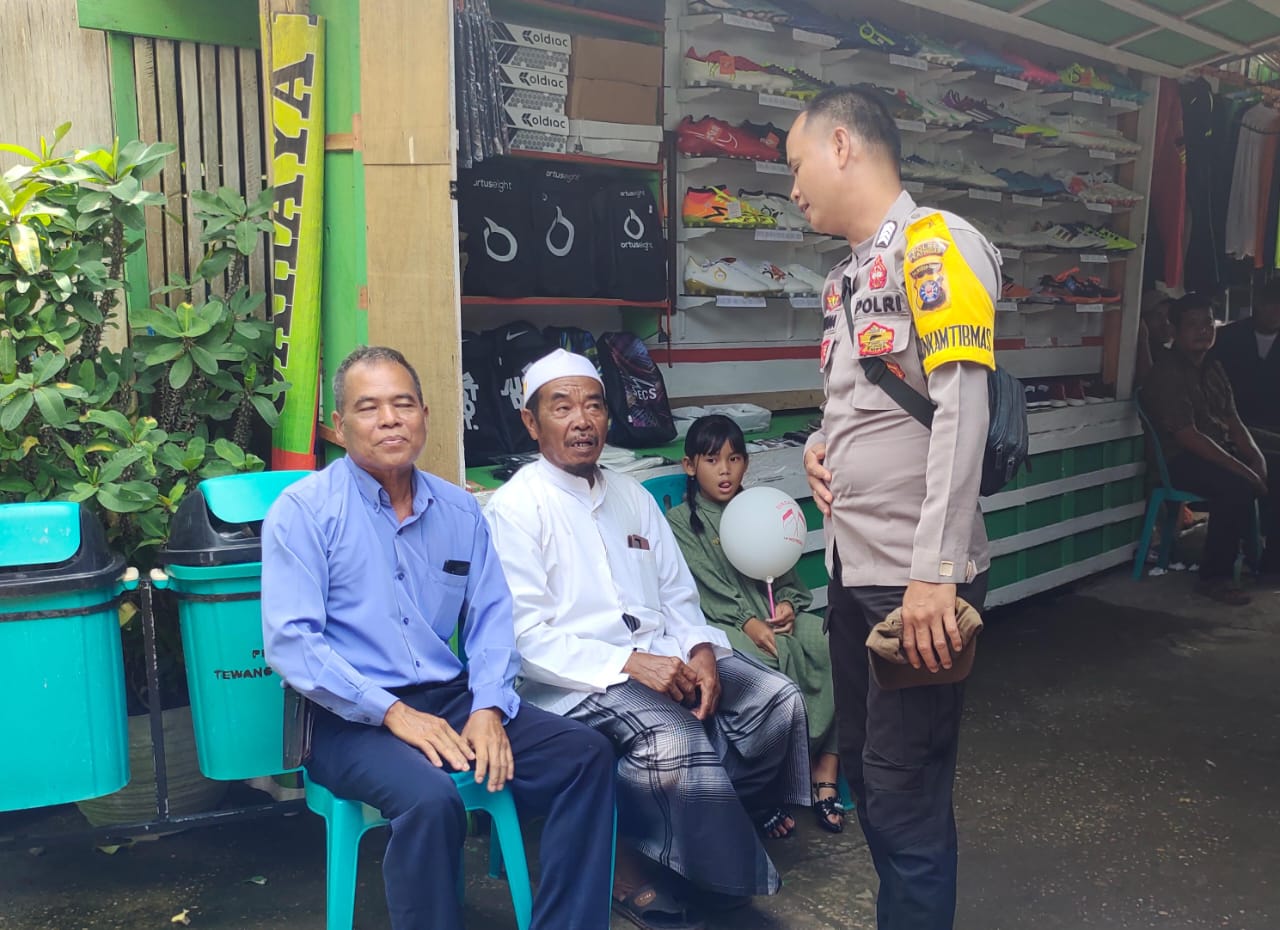 Bhabinkamtibmas Polsek Mendawai Melaksanakan Sambang Kamtibmas ke Rumah Warga Desa Tumbang Bulan.