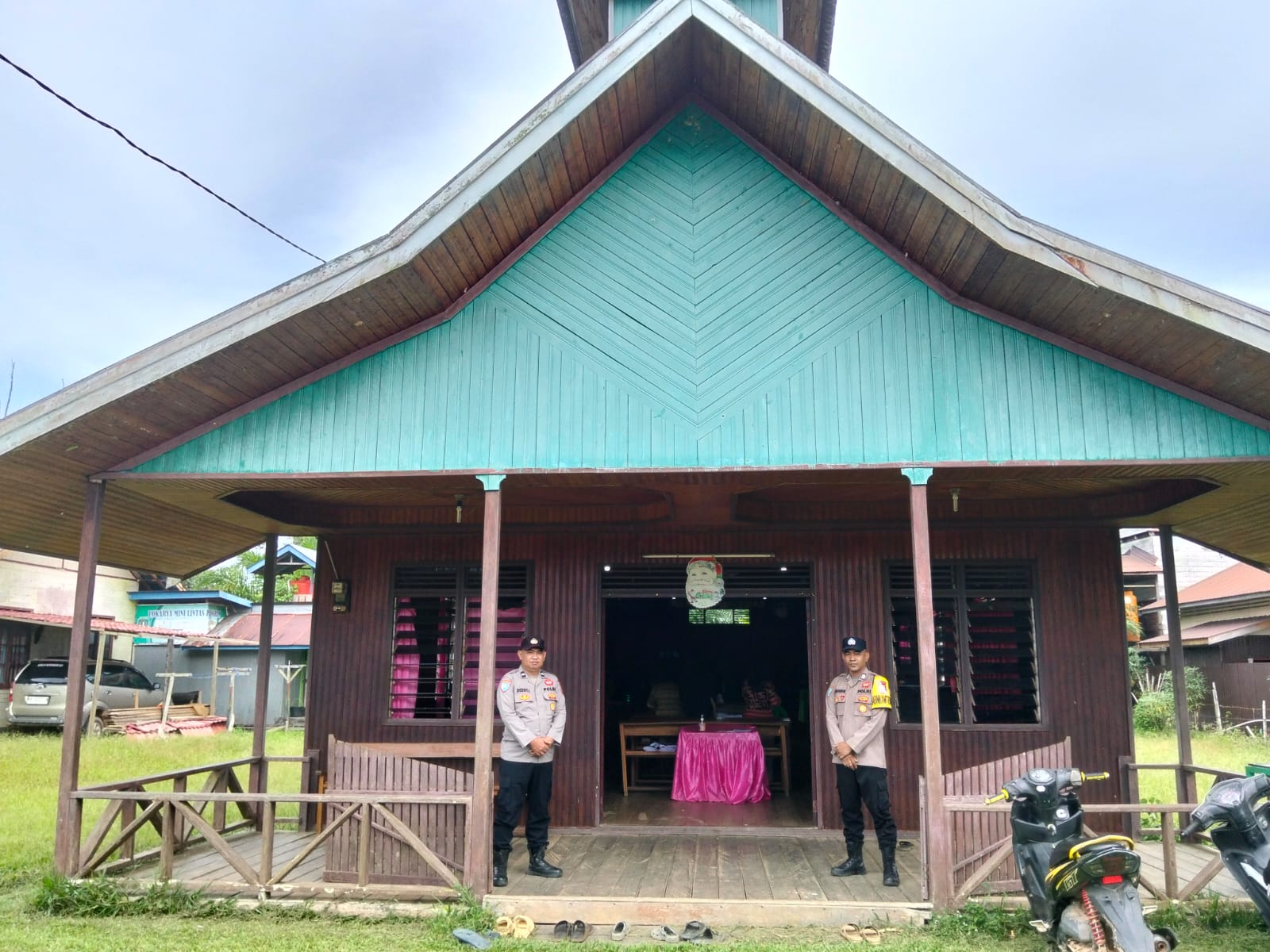 Berikan Rasa aman dan Nyaman Polsek Marikit Patroli dan Pengamanan Ibadah Minggu diGereja diwilayah Kec Marikit, Kab. Katingan
