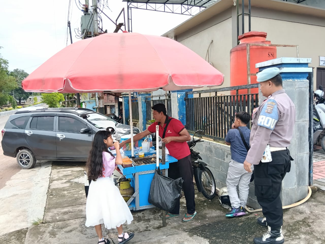Personil Polsek Bulik Sambangi Pedagang Kaki Lima Berikan Pesan Kamtibmas