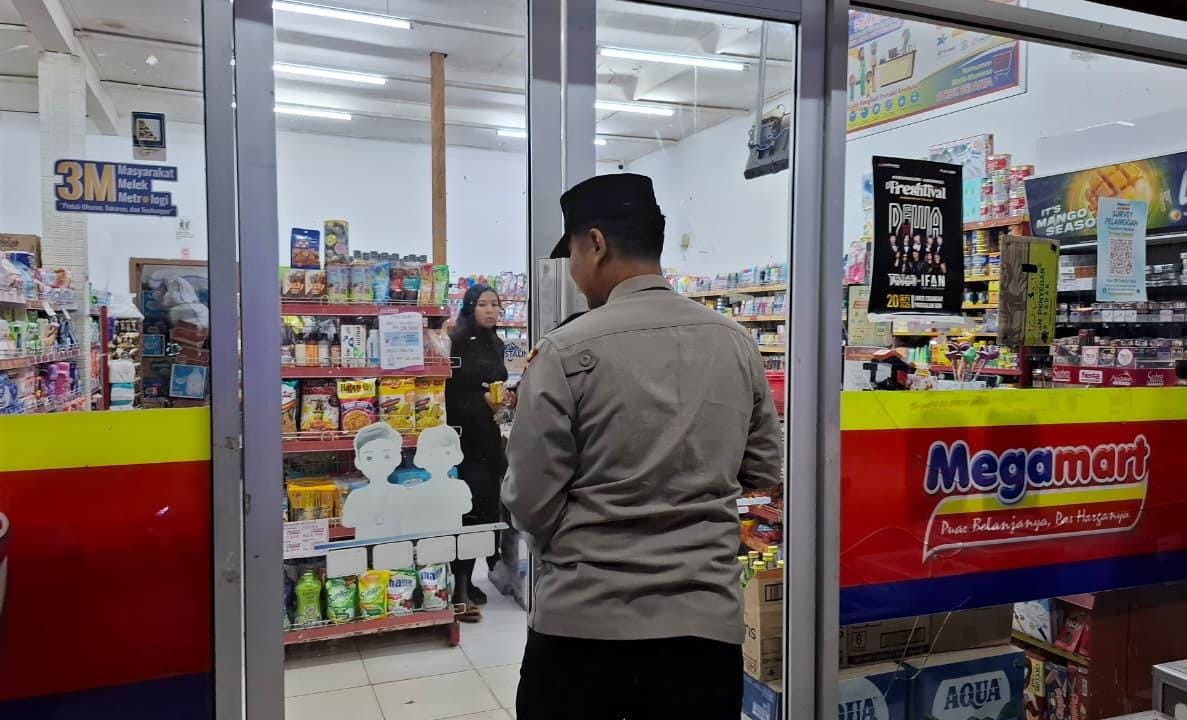 Piket Polsek Patroli kepertokoan diwilkum Polsek Sematu Jaya