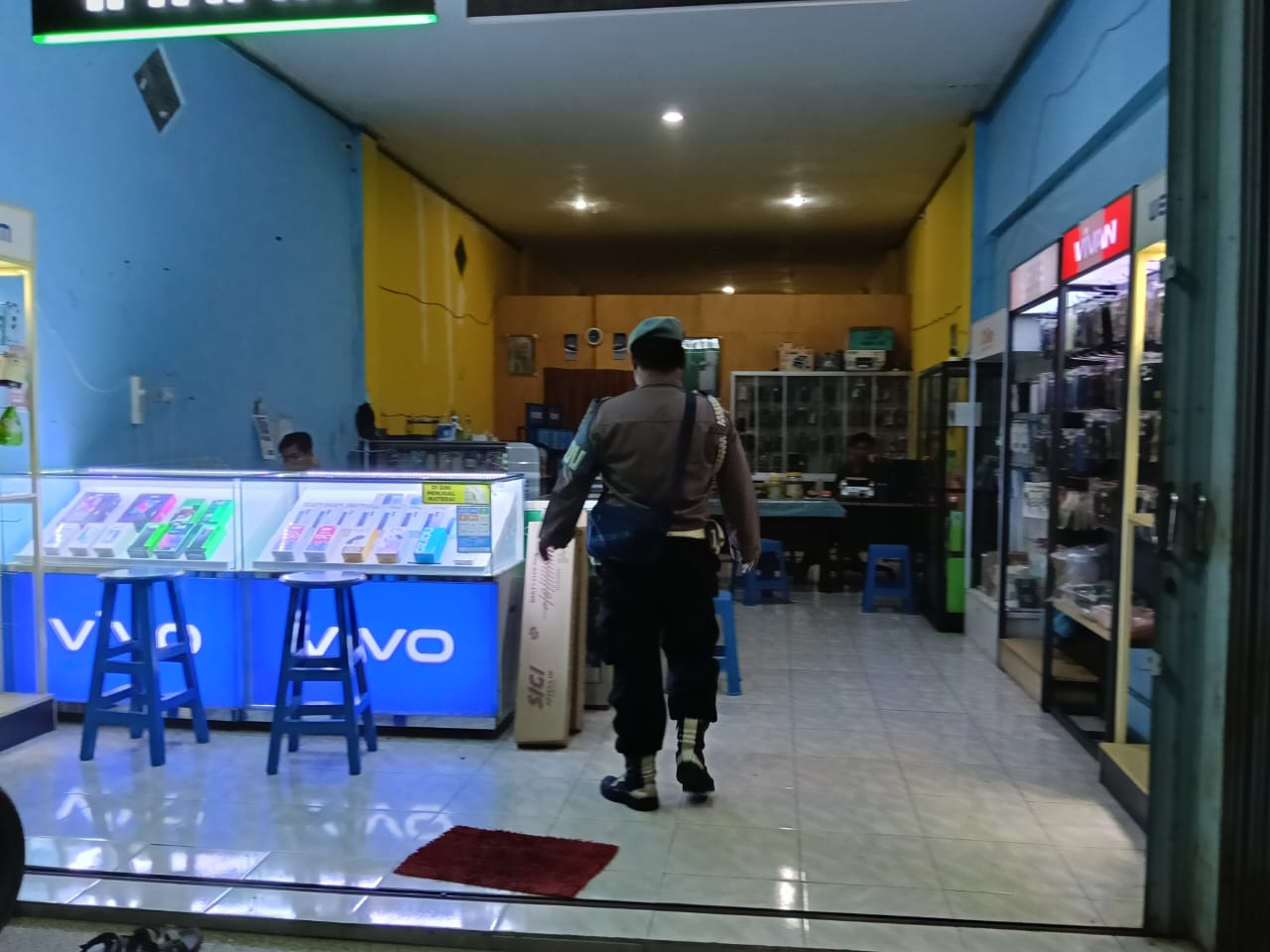 Personil Piket Polsek Bulik Laksanakan Patroli Pertokoan