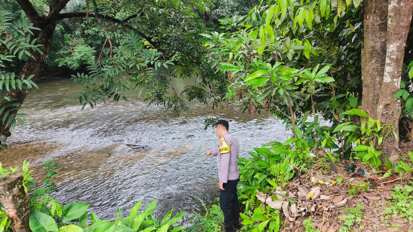 Piket Polsek Delang cek debit air DAS Delang