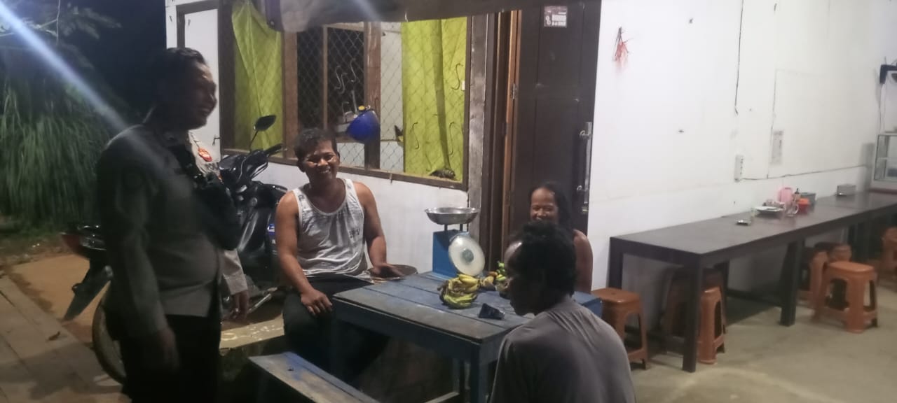 Personel Piket Polsek Lamandau Sambangi Warga, Berikan Imbauan untuk Menjauhi Judi Online