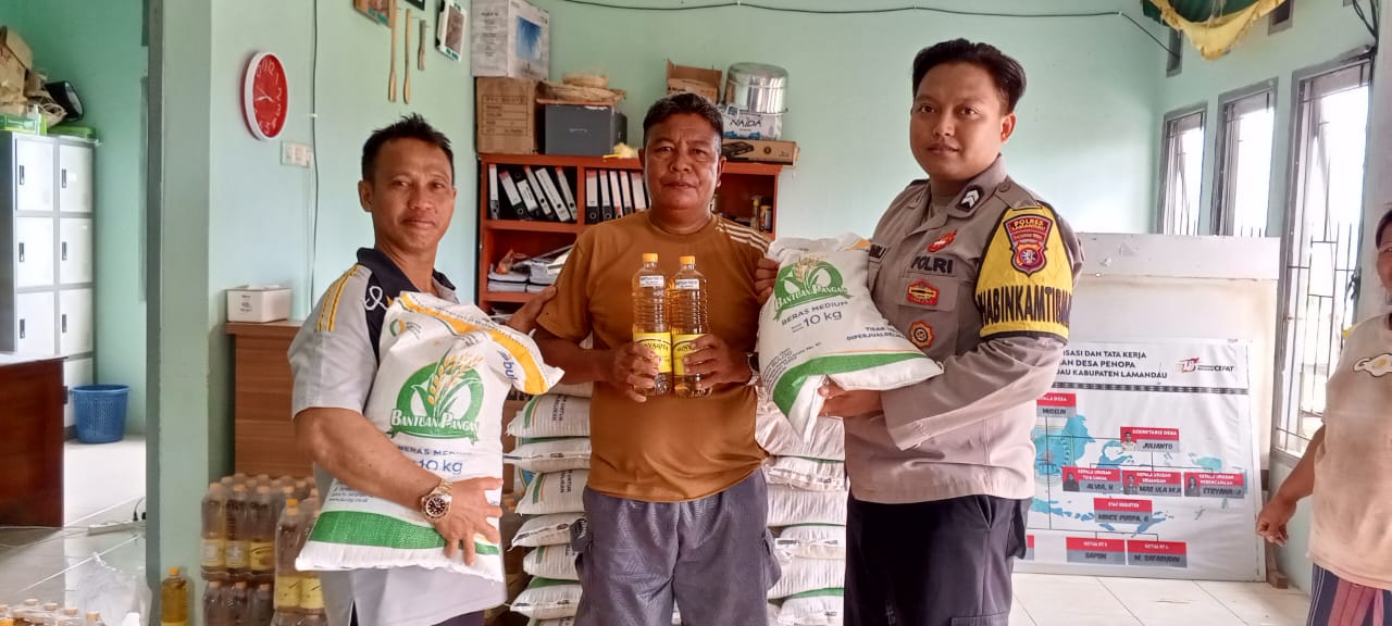 Bhabinkamtibmas Polsek Lamandau Mendapangi Salurkan Bantuan Pangan Pemerintah Pusat kepada 39 Warga Desa Panopa