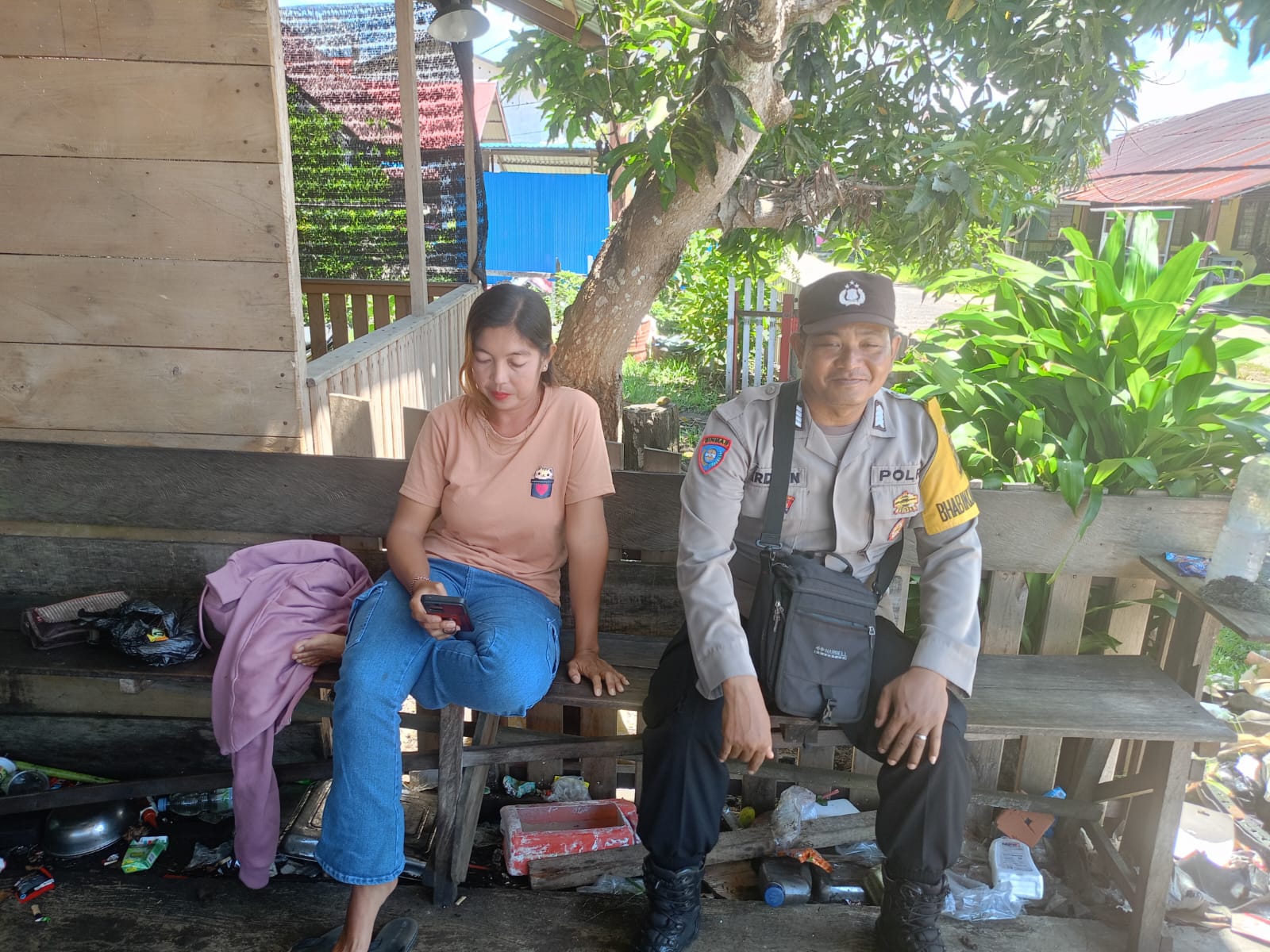 Sampaikan pesan Kamtibmas, Bhabinkamtibmas Polsek Katingan Kuala sambangi Warga.