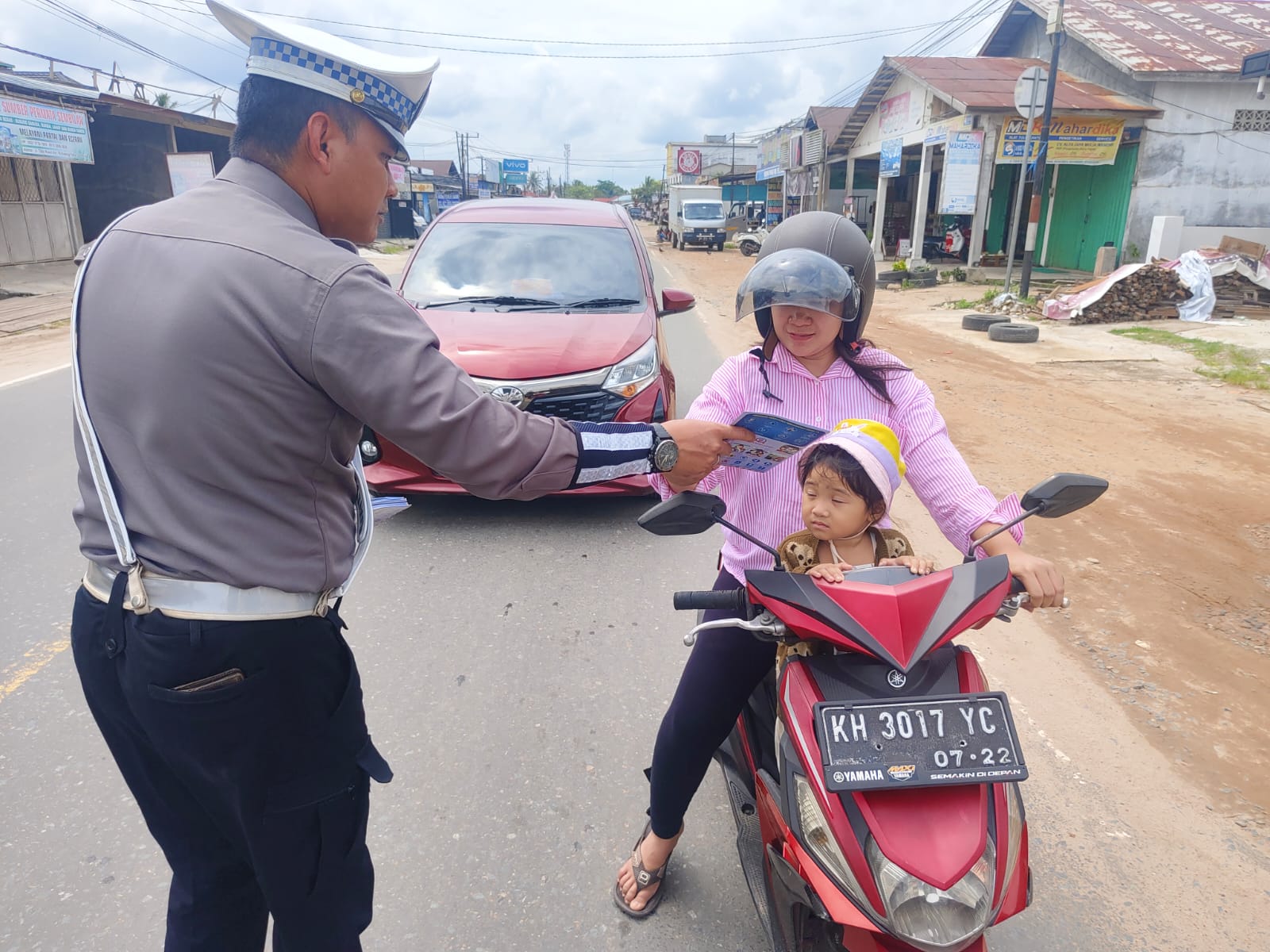 Pembagian Brosur Keselamatan Berlalu Lintas Kepada masyarakat.