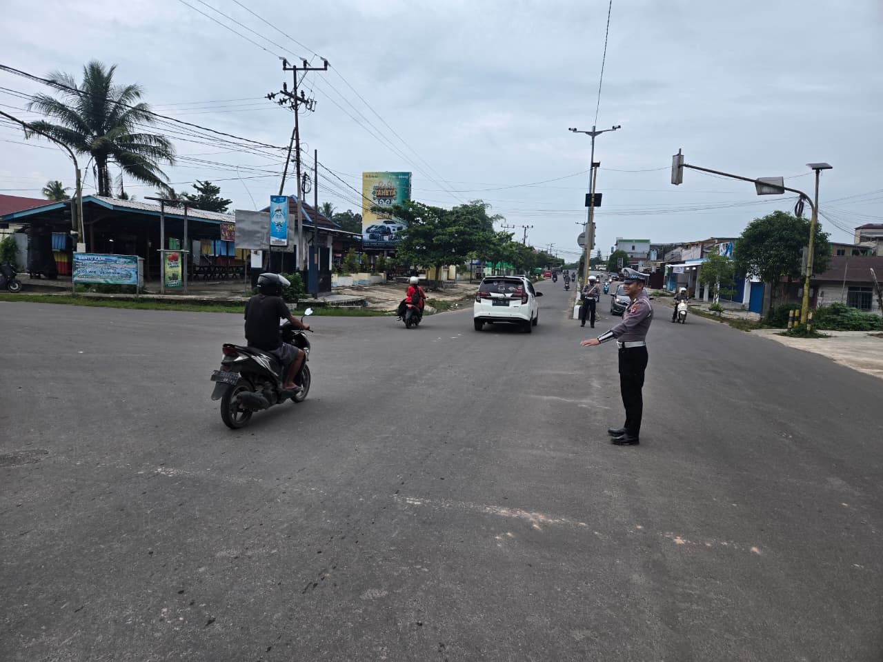 Satuan Lantas Polres lamandau Laksanakan Pengaturan Lalin Pada Pagi hari