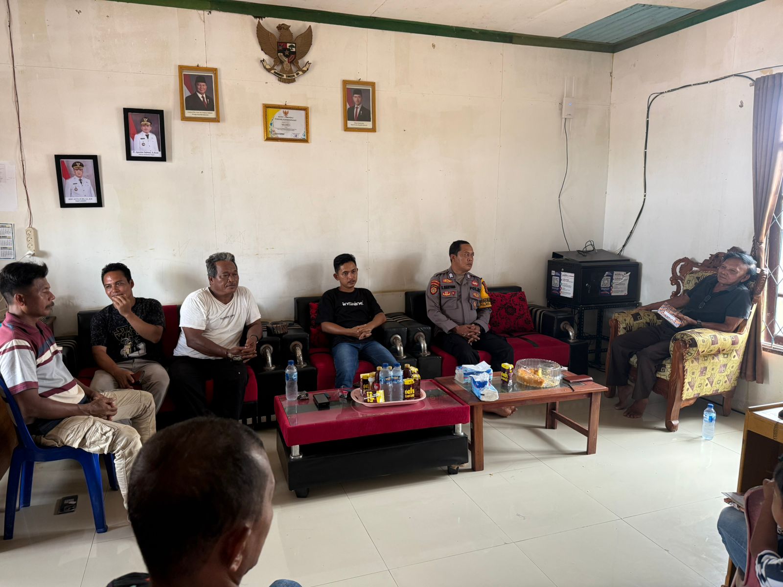 Bhabinkamtibmas Silaturahmi ke Kantor Desa Binaan