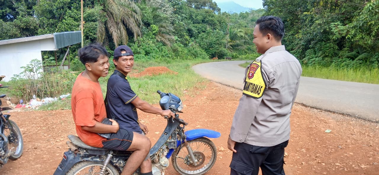 Bhabinkamtibmas Polsek Lamandau Sambangi Warga, Ajak Masyarakat Taat Peraturan Lalu Lintas