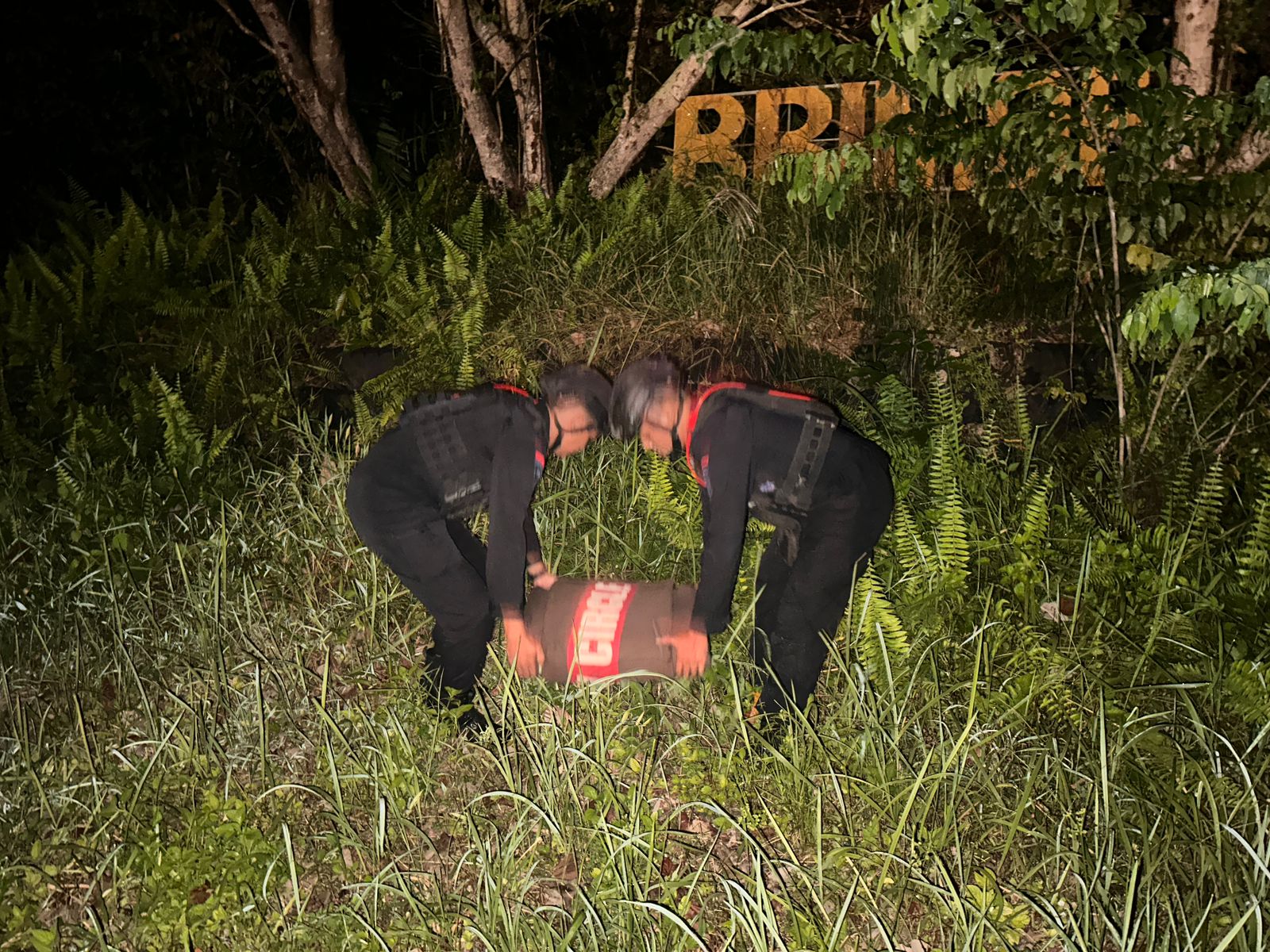 Tim Jibom Satbrimob Polda Kalteng Evakuasi dan Musnahkan Granat Temuan Warga di Barak Kosong Sampit