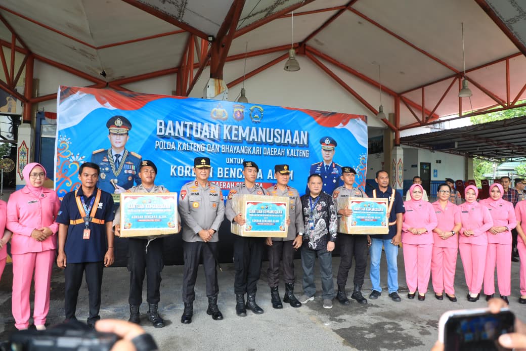Dansatbrimob Polda Kalteng Dampingi Kapolda Salurkan Bantuan Kemanusiaan untuk Korban Banjir di Sumatra Dan Aceh