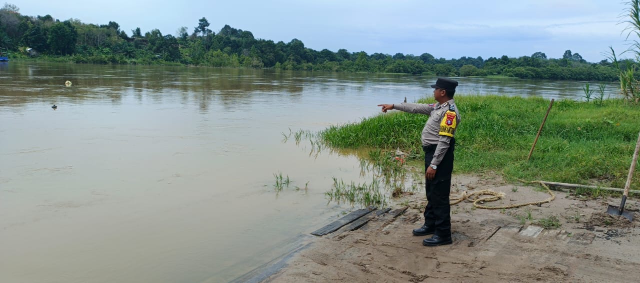 ‎Deteksi Banjir, Polsek Tewang Sangalang Garing dan Pulau Malan Pantau Debit Air‎