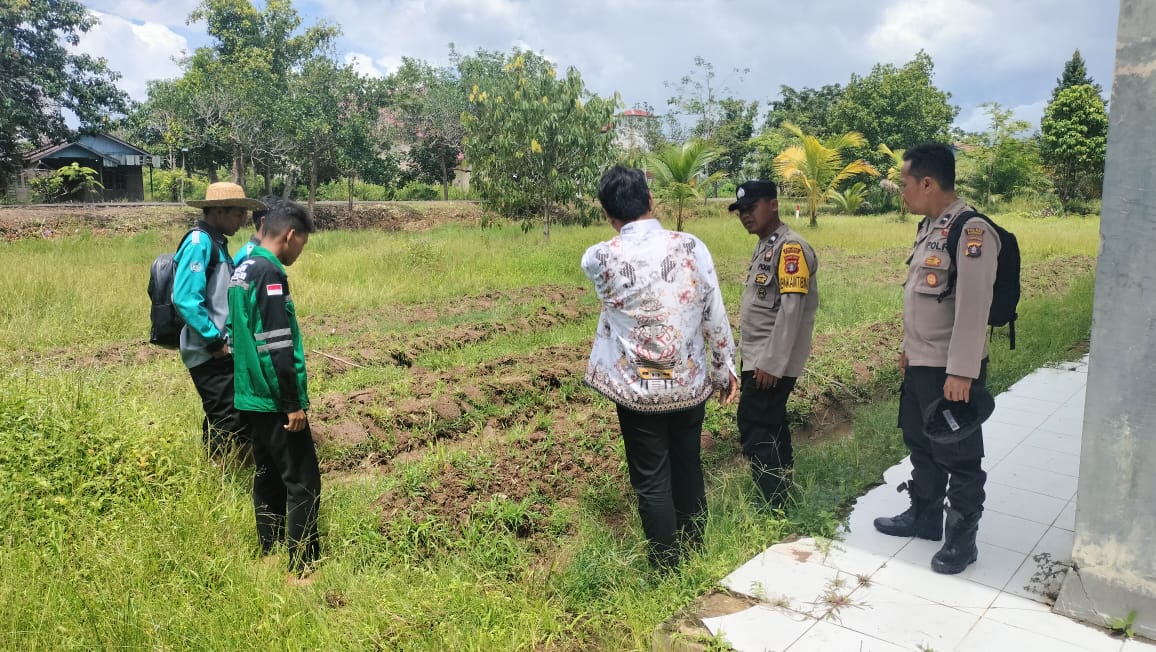 Dalam Rangka Mendukung Program Pemerintah, Bhabinkamtibmas Desa Mekartani Polsek Mendawai Cek Lokasi Pemanfaatan Lahan Pekarangan SMKN 1 Mendawai.