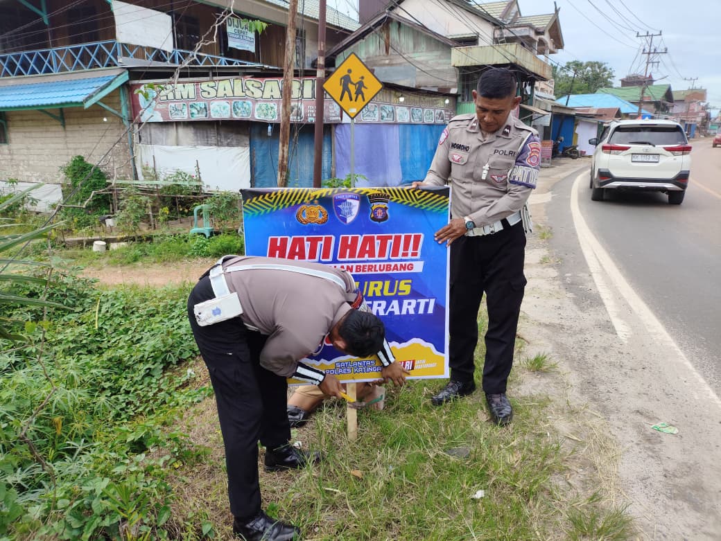 Satlantas Polres Katingan Gencarkan Edukasi Keselamatan Berkendara, Pasang Spanduk Himbauan di Titik Rawan Terjadinya Laka Lantas