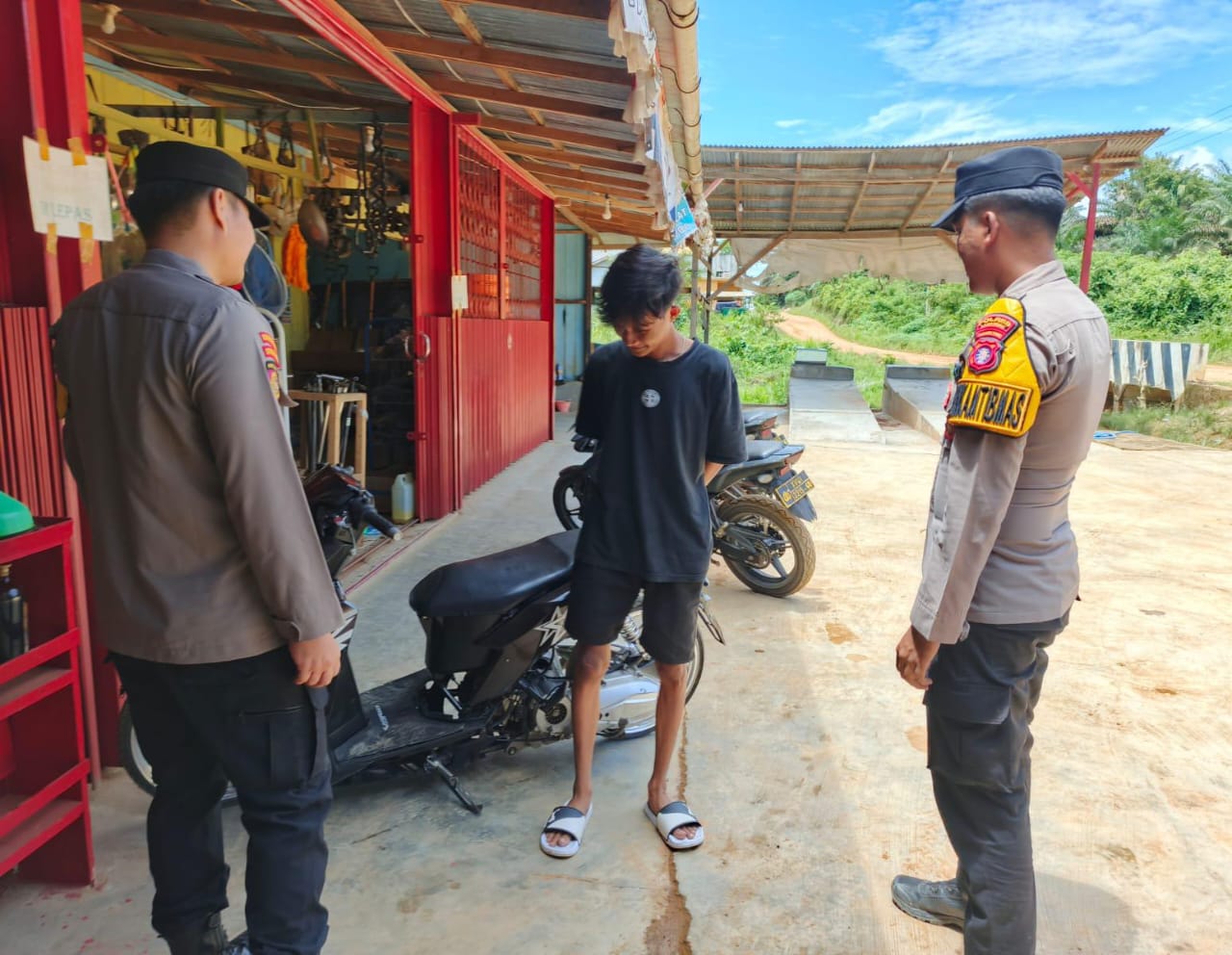 Personel Polsek Lamandau Sambangi Remaja yang Nongkrong, Berikan Sosialisasi Tentang Kenakalan Remaja