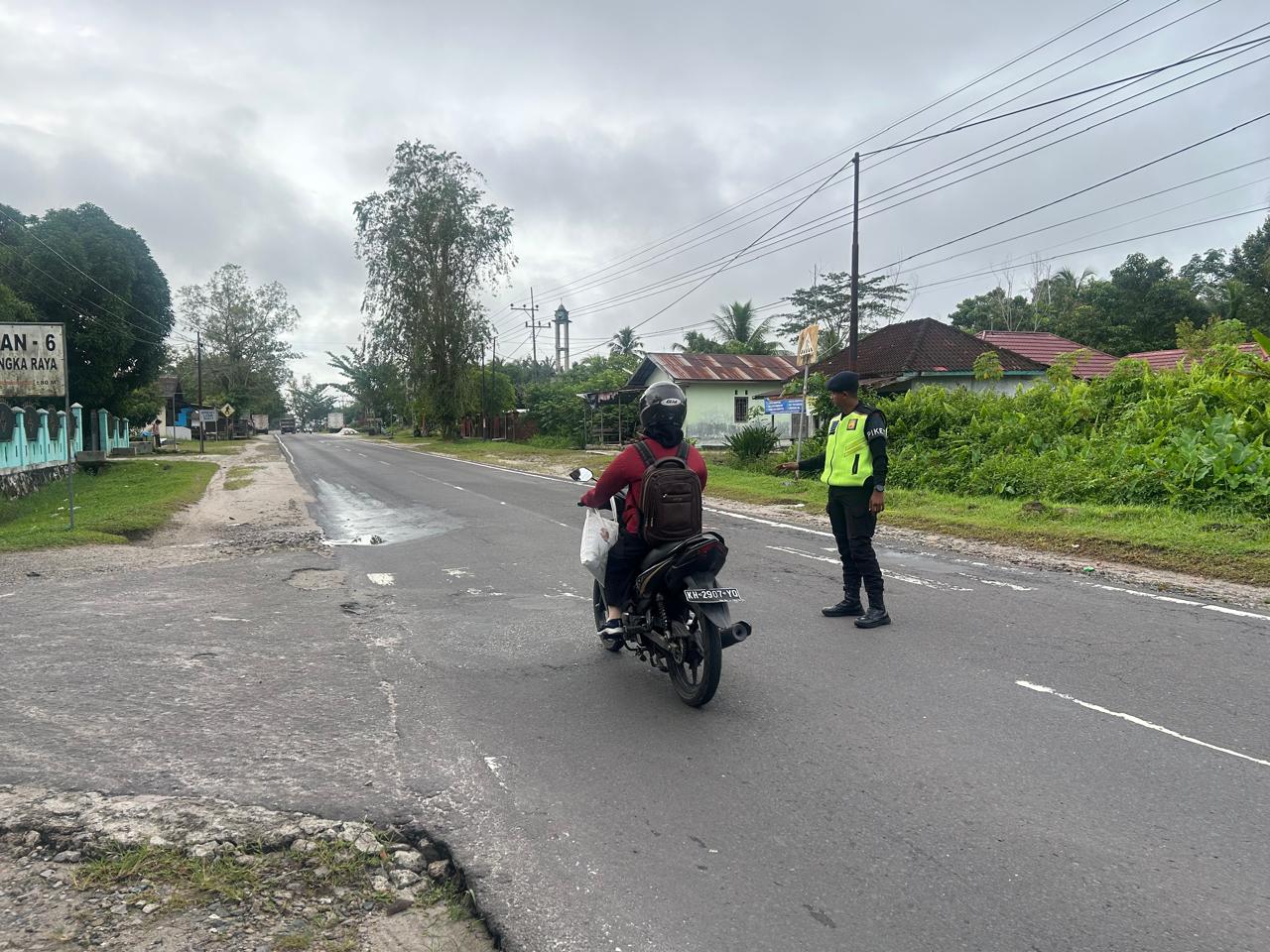 Dukung Keselamatan Pelajar, Brimob Kalteng Lakukan Pengaturan Lalin Pagi Hari