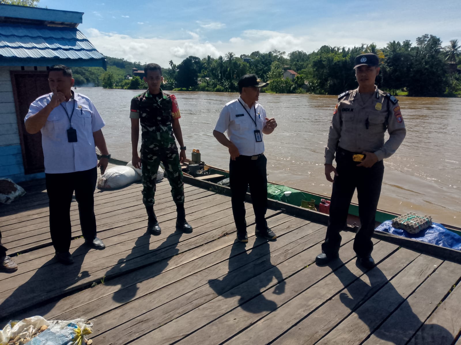 *Patroli Pengecekan Debit air Pantau DAS Katingan Antisifasi meluapnya das Katingan sampai Saat ini kondisi debit air Normal dan masyarakat masih beraktifitas seperti biasa.