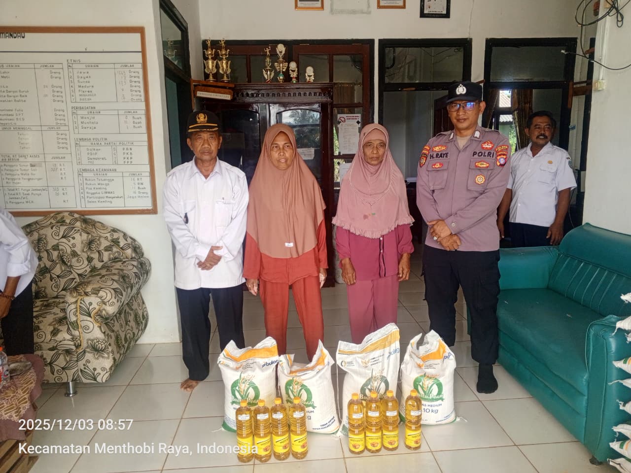 Bhabinkamtibmas Dampingi Penyaluran Bantuan Pangan di Desa Kujan