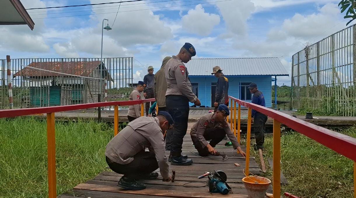 Brimob Kalteng Perbaiki Jembatan Rusak di SDN Tanjung Putri, Permudah Akses Siswa ke Sekolah