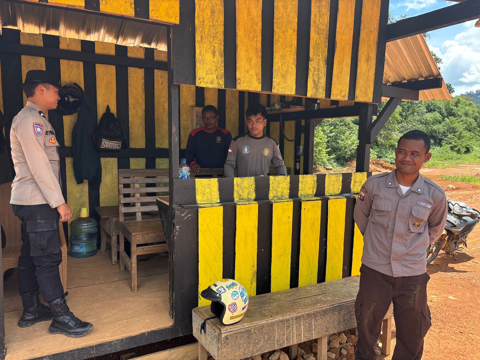 Personil Polsek Lamandau Patroli dan Sambang Pos Satpam Perusahaan