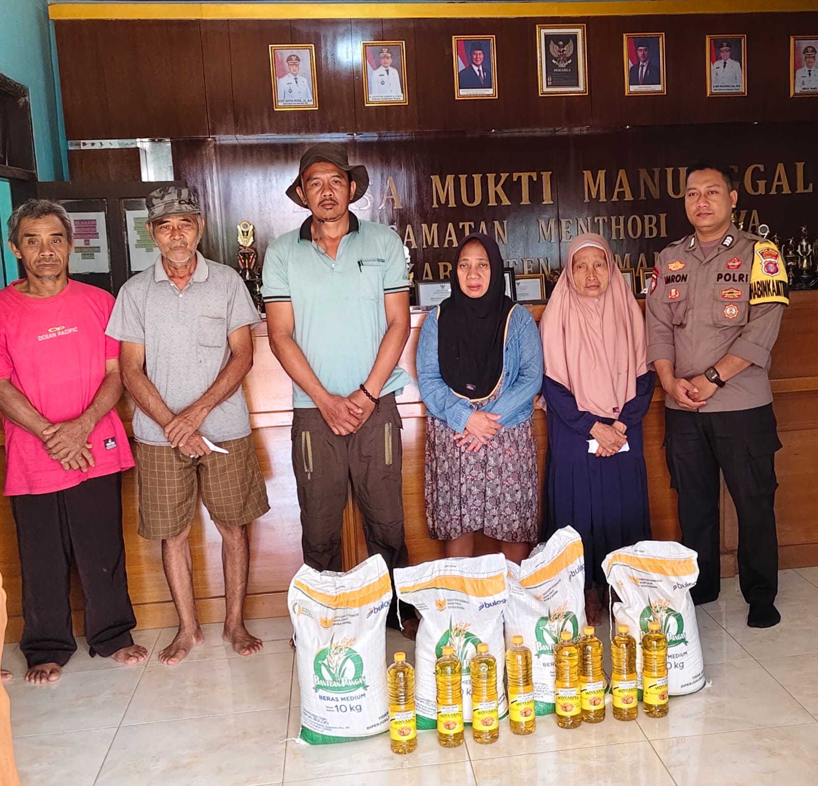 Bhabinkamtibmas Dampingi Penyaluran Bantuan Pangan di Desa Binaan