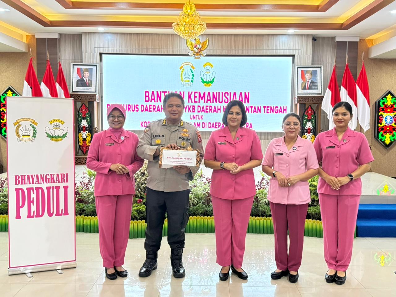 Wujud Kepedulian, Bhayangkari Daerah Kalteng Serahkan Bantuan Kemanusiaan untuk Korban Bencana Alam di Sumatera