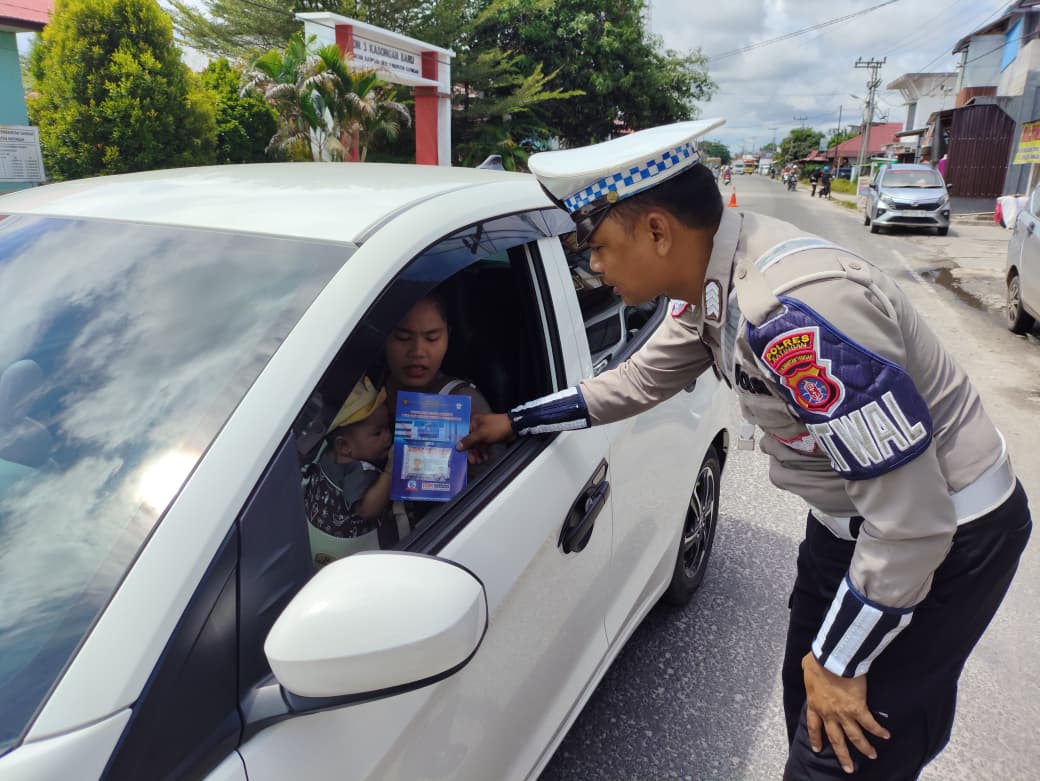 Pembagian Brosur Keselamatan Berlalu Lintas Kepada masyarakat.