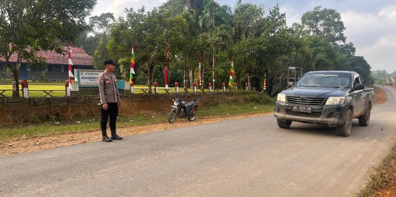 Anggota Polsek lamandau Pengaturan lalu lintas Jalan di Pagi hari