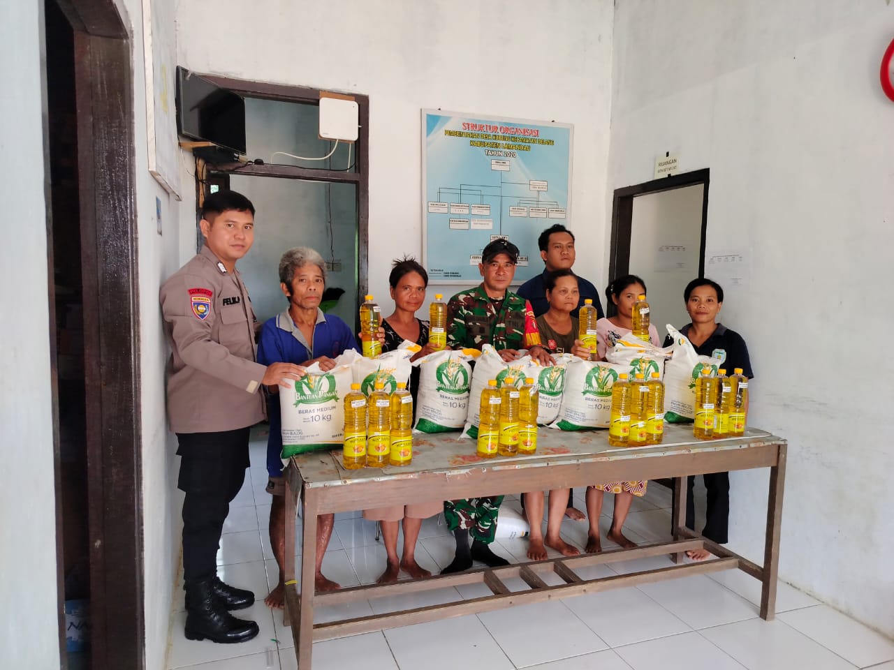 Bhabinkamtibmas Dampingi Penyaluran Bantuan Pangan di Desa Binaan