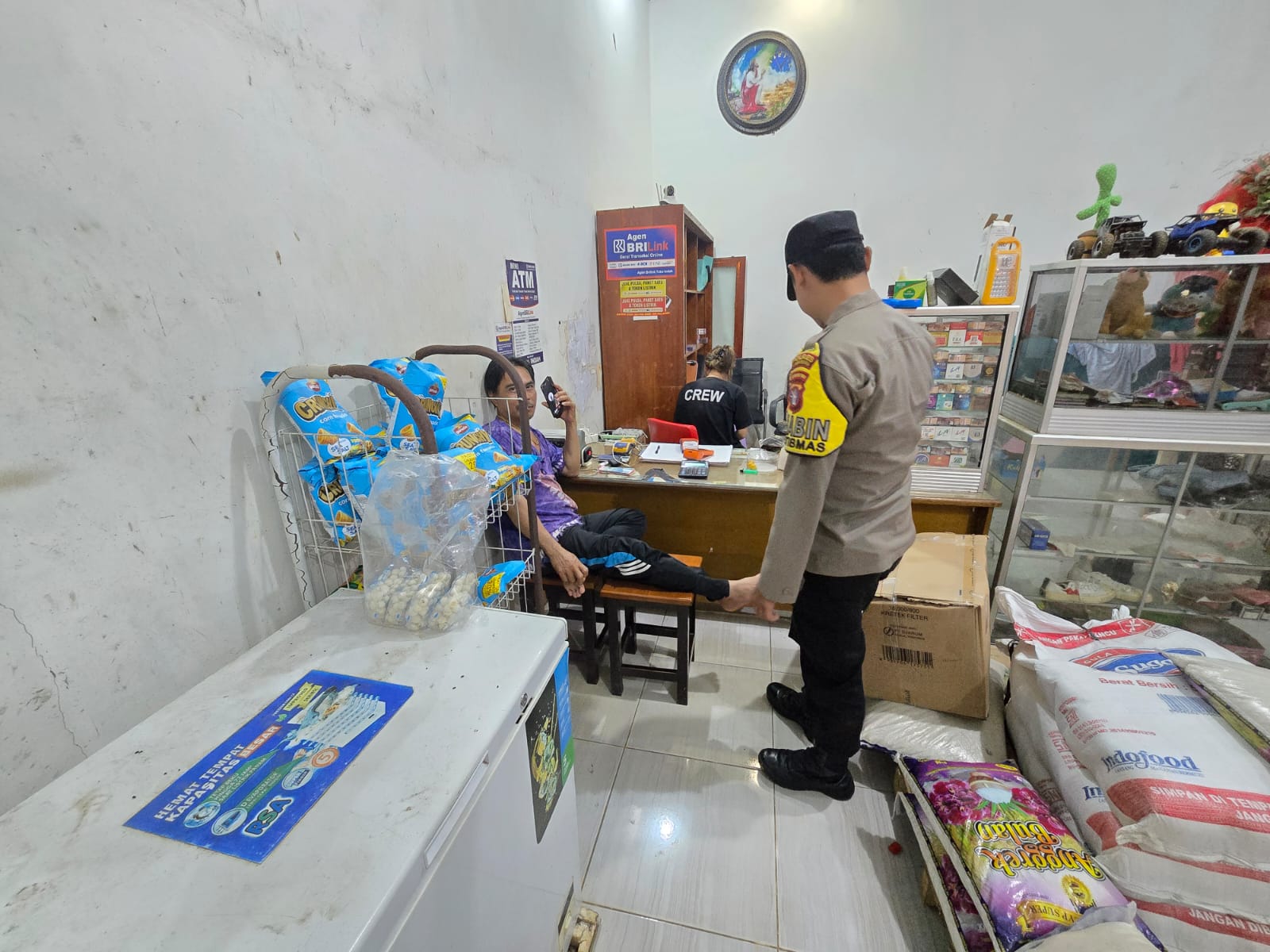 Personel Piket Polsek Lamandau Sambangi Warga, Berikan Imbauan untuk Menjauhi Judi Online