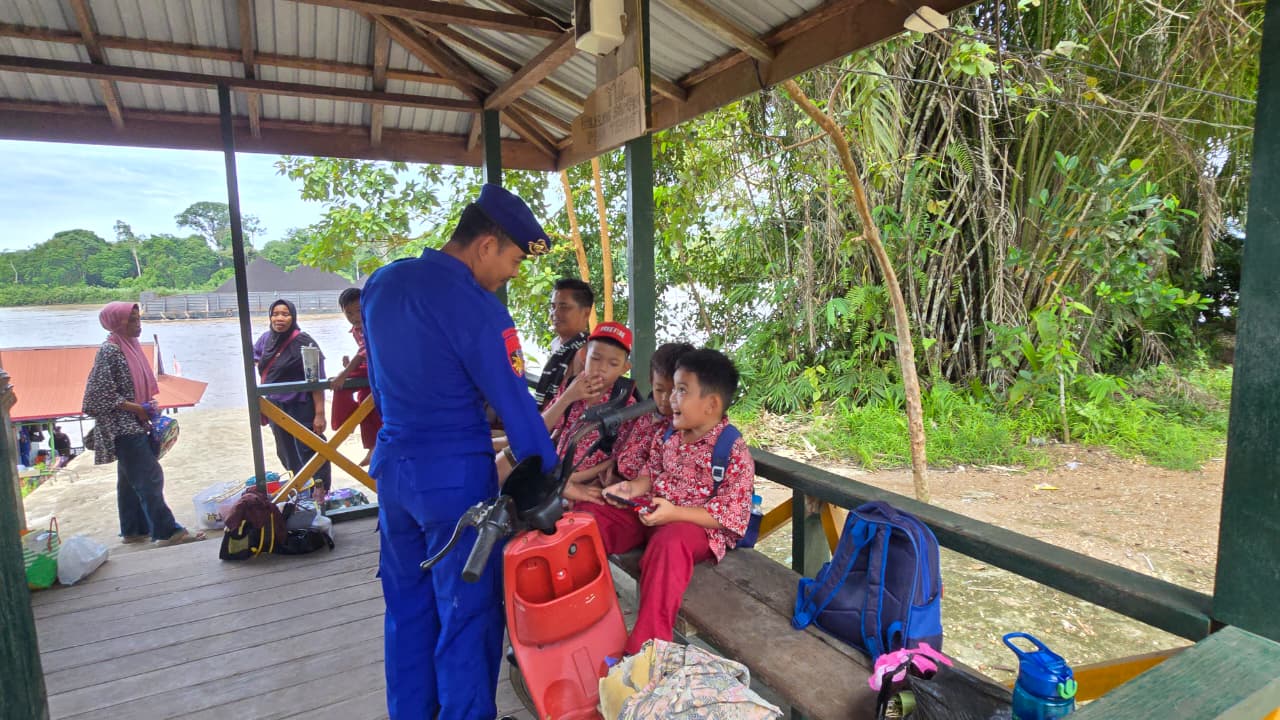Ditpolairud Polda Kalteng Sambangi anak sekolah, Berikan Edukasi tentang Bahaya bermain dipesisir sungai dan menggunakan sepeda listrik
