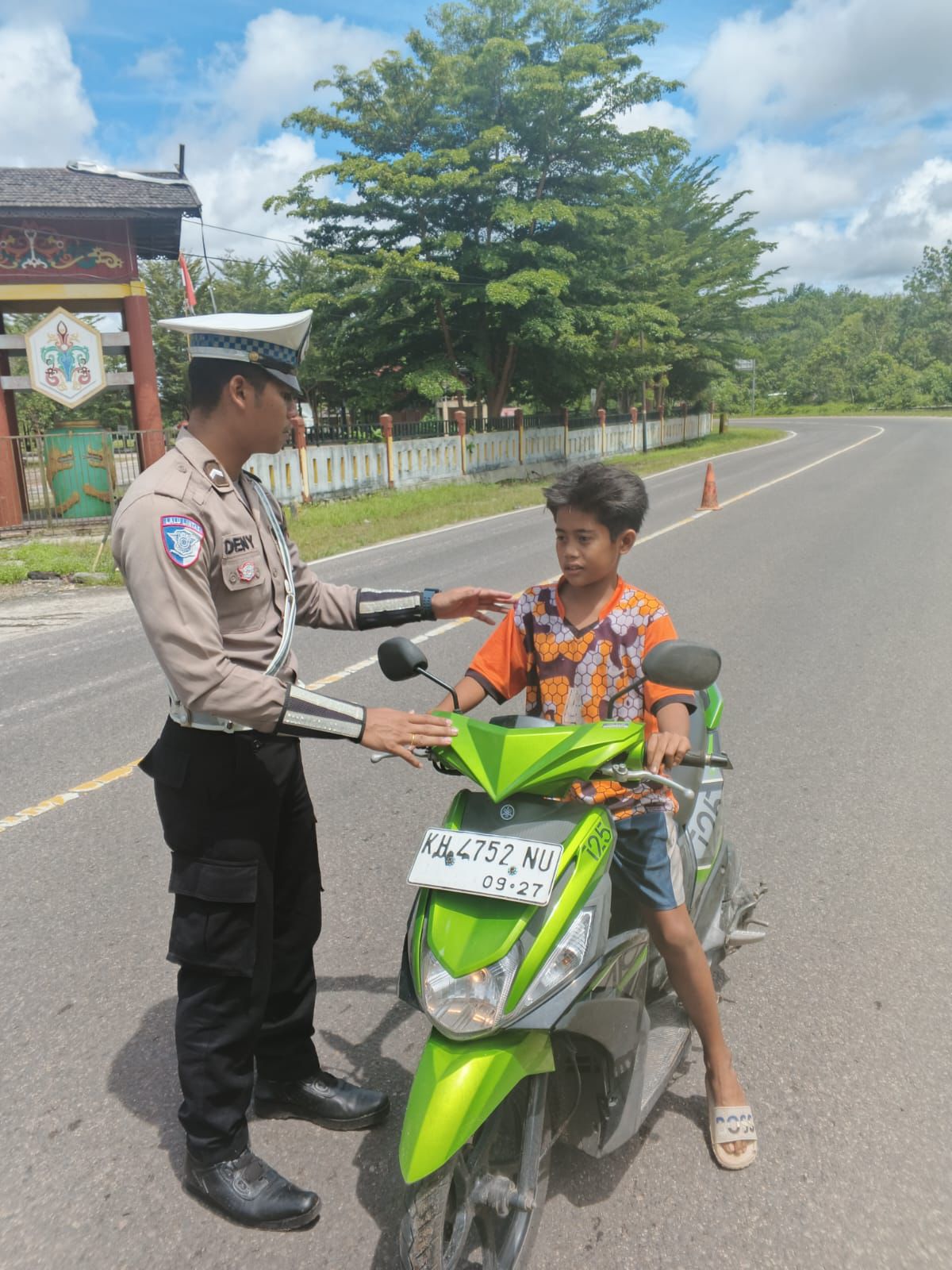 Tidak Menggunakan Helm Saat Berkendara Personel Satlantas Berikan Teguran Humanis.