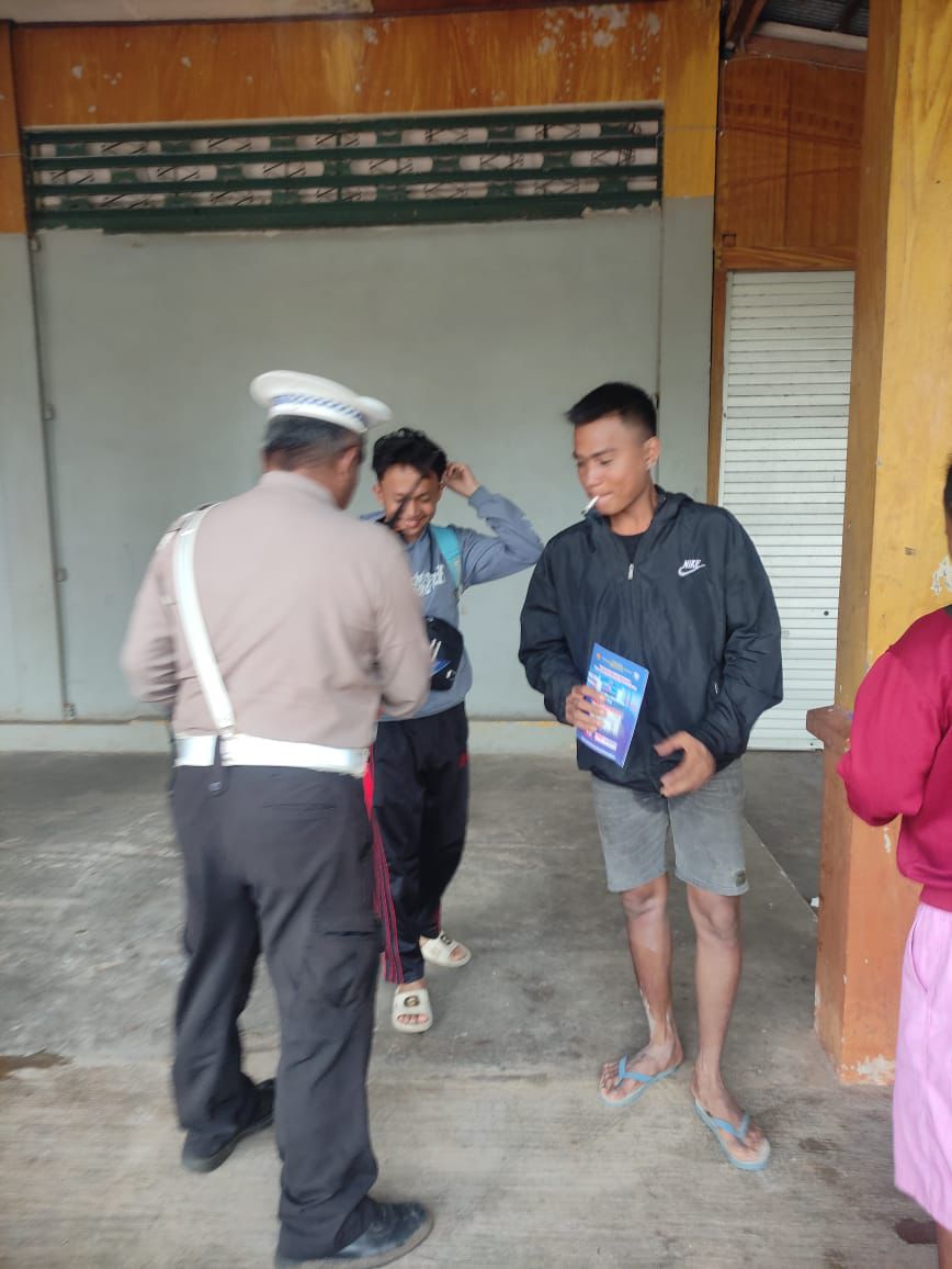 Pembagian Brosur Keselamatan Berlalu Lintas Kepada masyarakat.