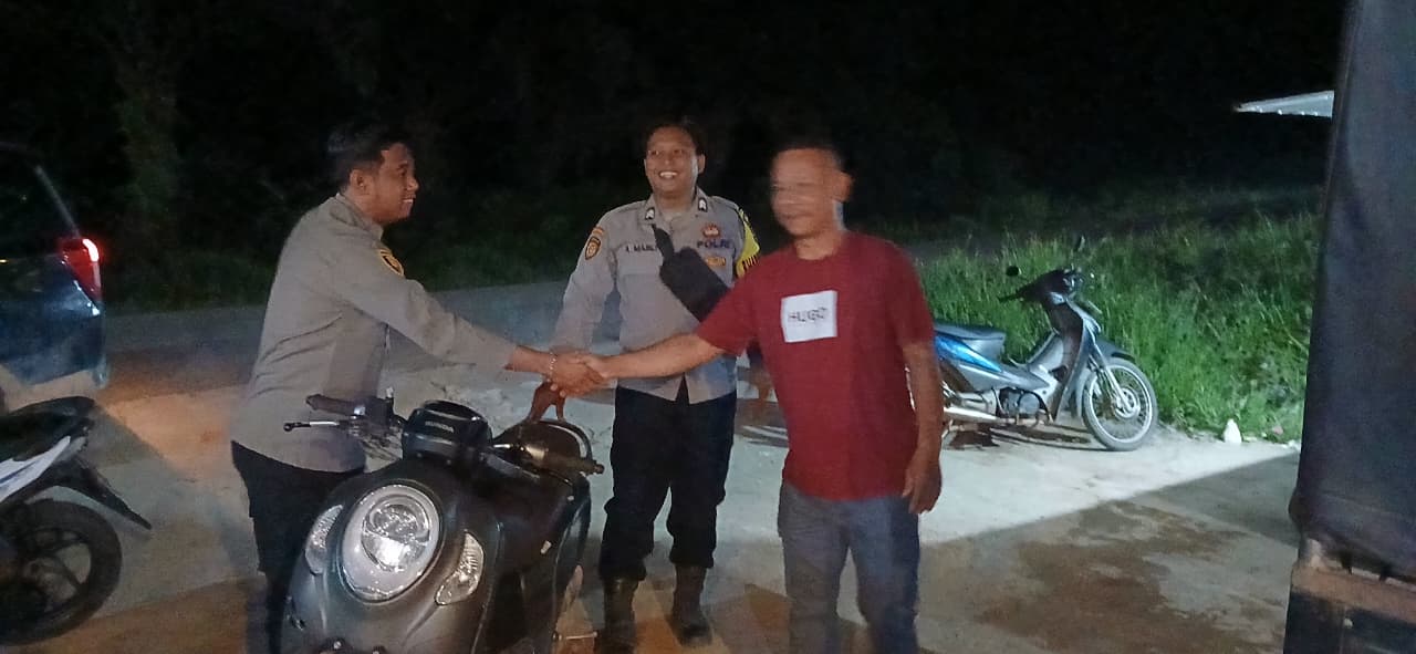 Personel Piket Polsek Lamandau Sambangi Masyarakat, Pererat Silaturahmi dan Sampaikan Pesan Kamtibmas