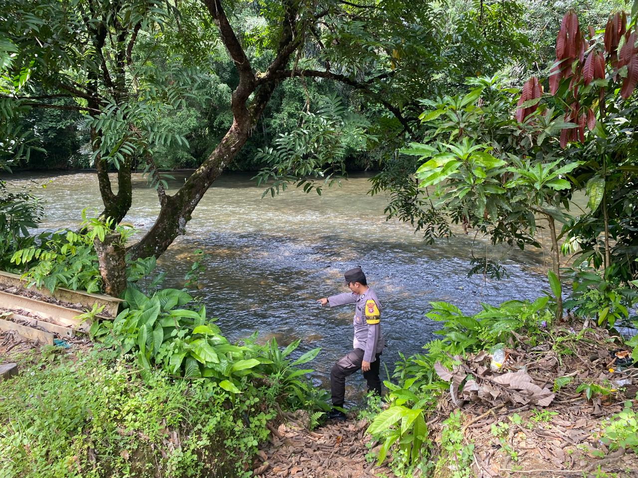 Piket Polsek Delang cek debit air DAS Delang