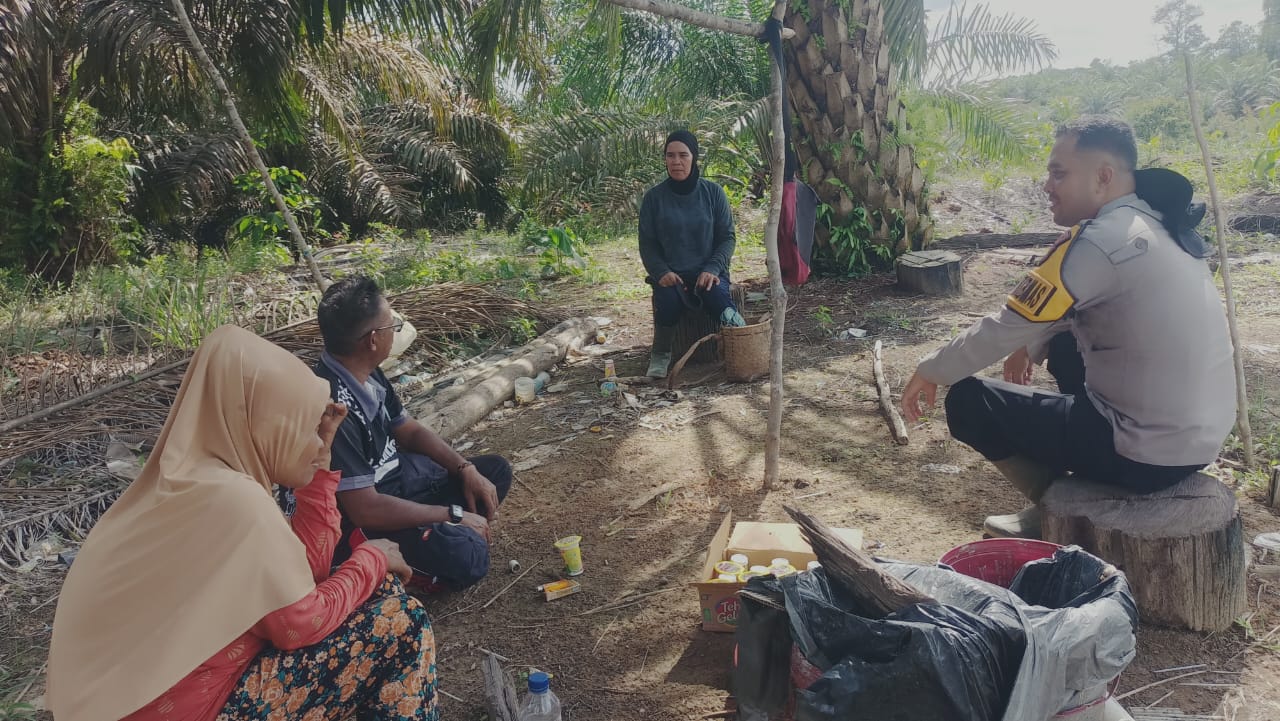Bhabinkamtibmas Polsek Bulik Sambang dan Jalin Silaturahmi dengan Warga Desa Batu Kotam