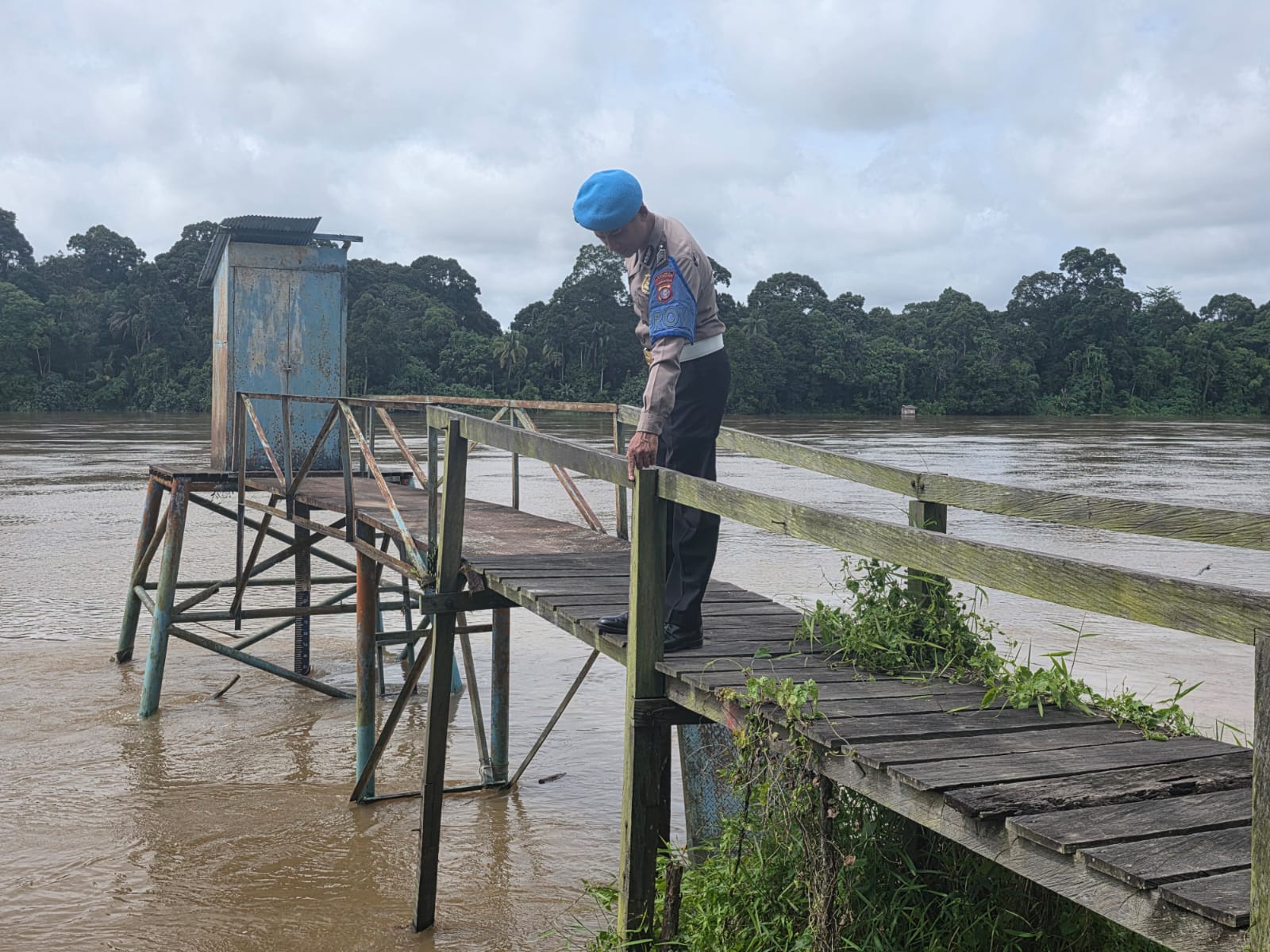 Pantau Debit Air, Polsek Tewang Sangalang Garing dan Pulau Malan Imbau Warga Waspada Potensi Banjir
