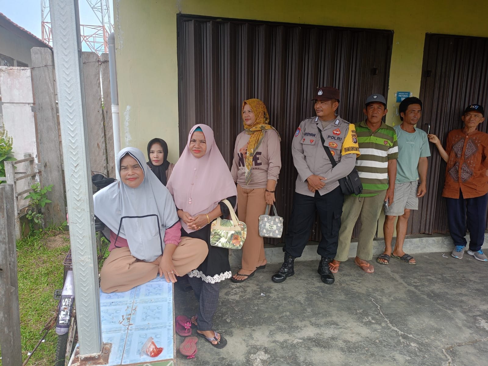 Sampaikan pesan Kamtibmas, Bhabinkamtibmas Polsek Katingan Kuala sambangi Warga.