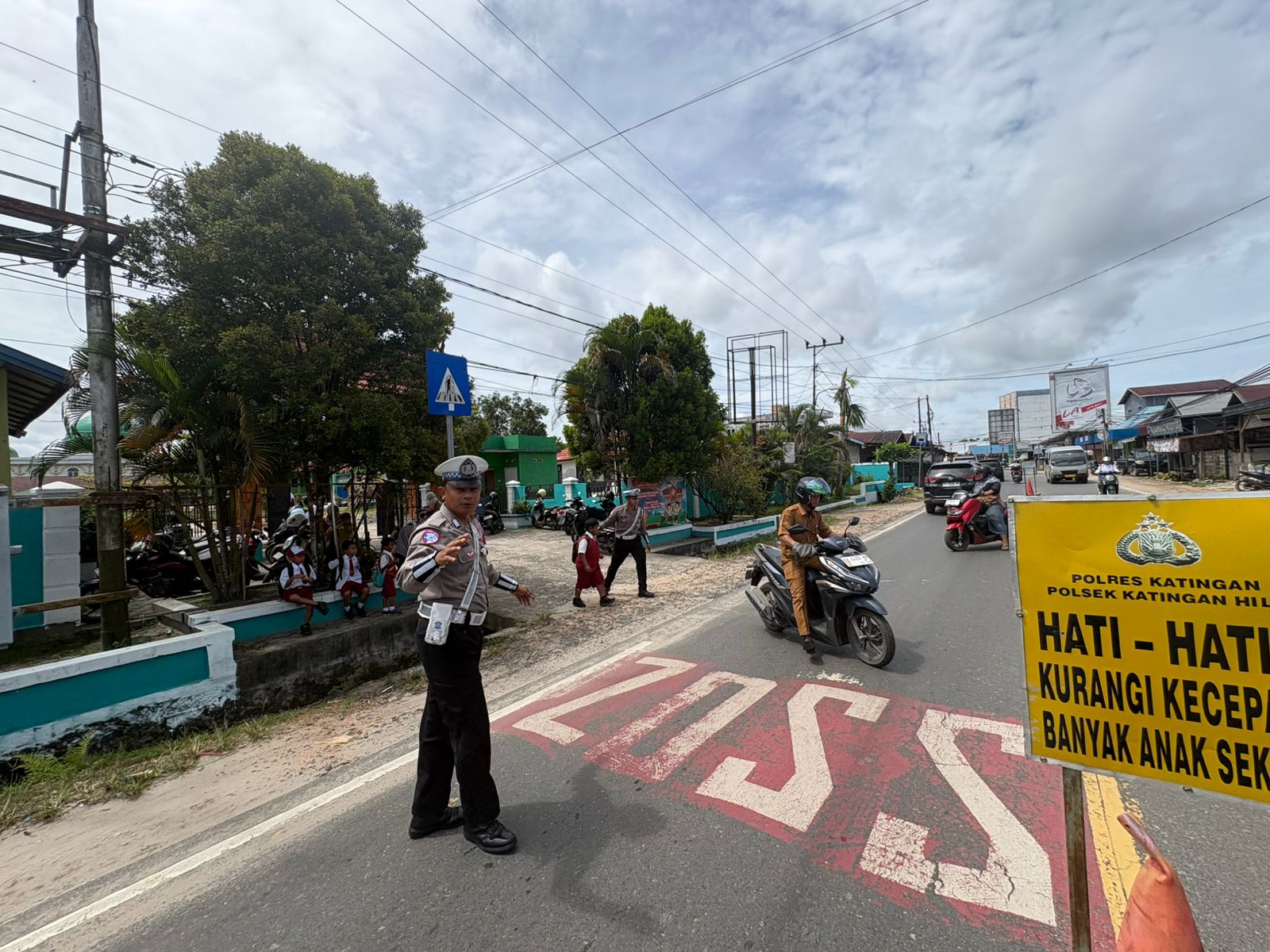Satlantas Polres Katingan Melakukan Pengaturan Lalu Lintas Saat Jam Pulang Sekolah