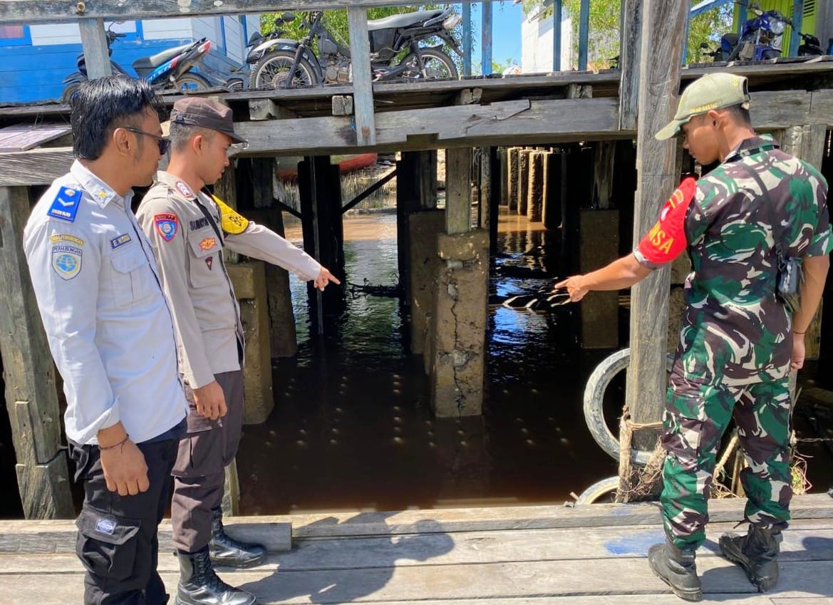 Personil Polsek Katingan Kuala Rutin Melakukan Pengecekan Debit Air untuk Antisipasi Pasang Laut