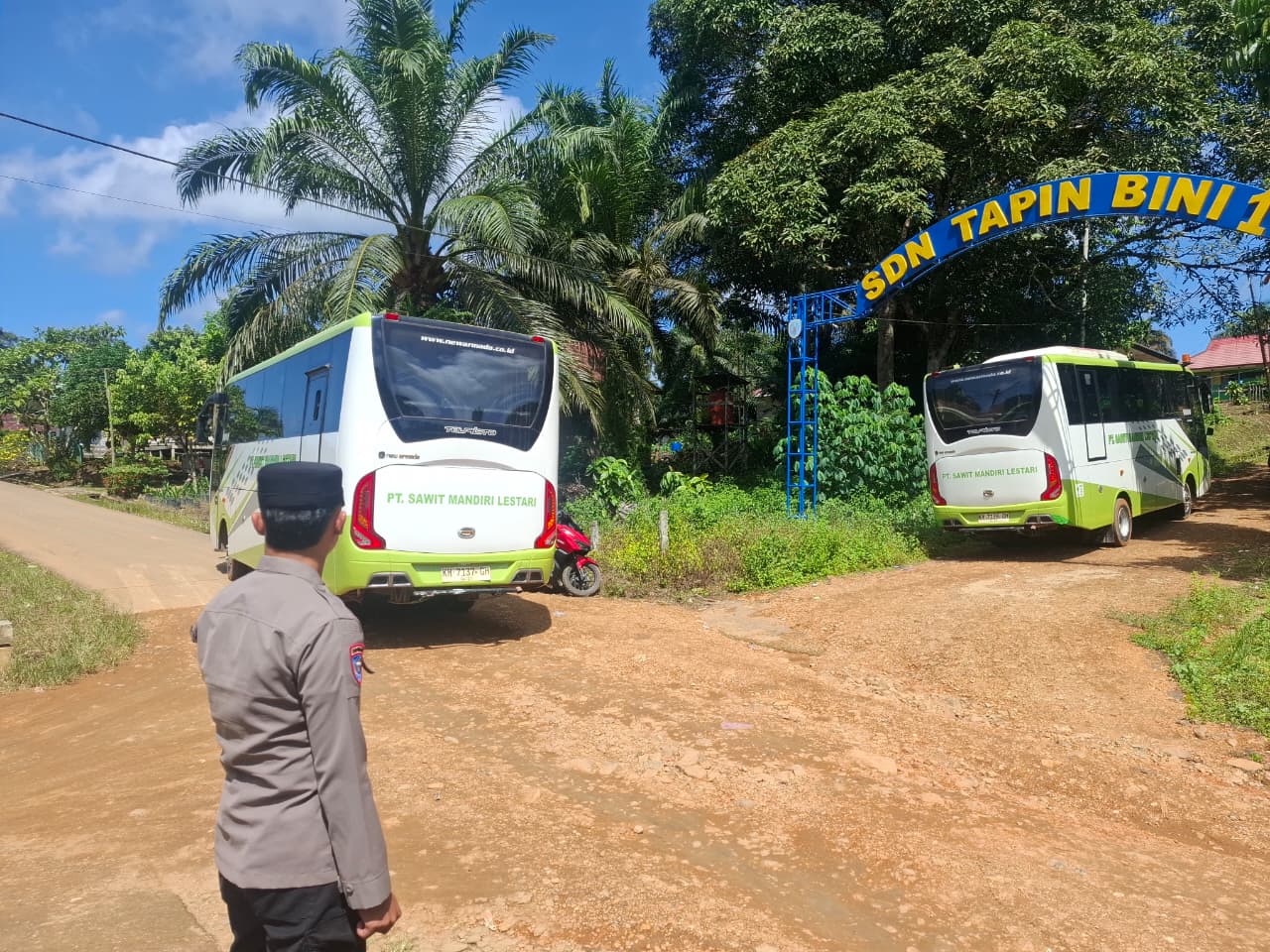 Anggota Polsek lamandau Pengaturan lalu lintas Jalan di Pagi hari