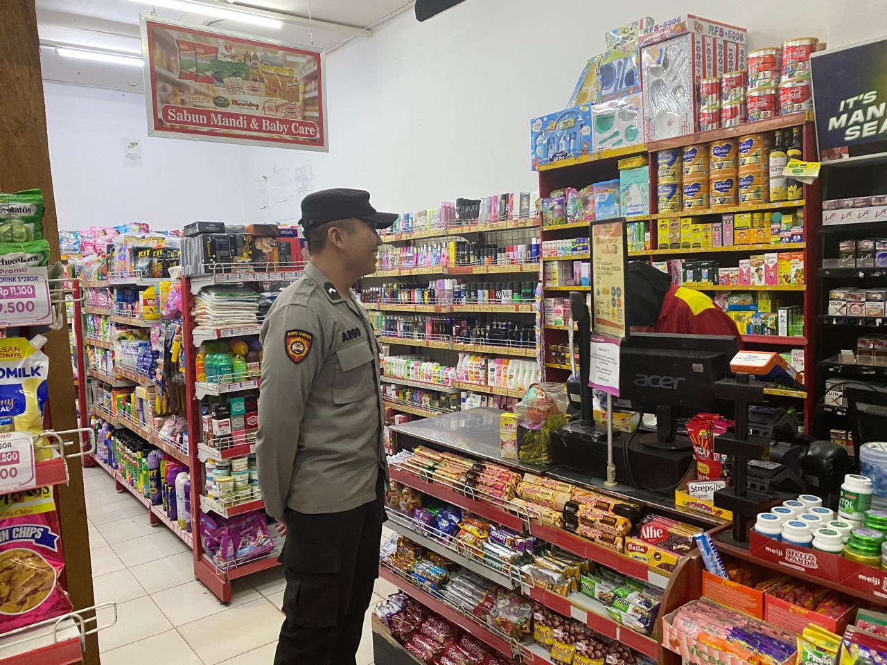 Piket Polsek Patroli kepertokoan diwilkum Polsek Sematu Jaya