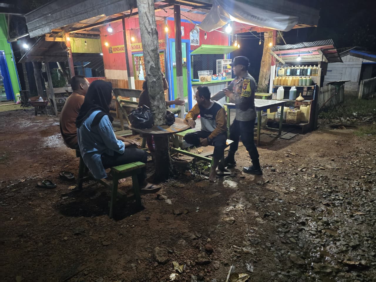 Bhabinkamtibmas Polsek Lamandau Sambangi Warga yang Sedang Bersantai