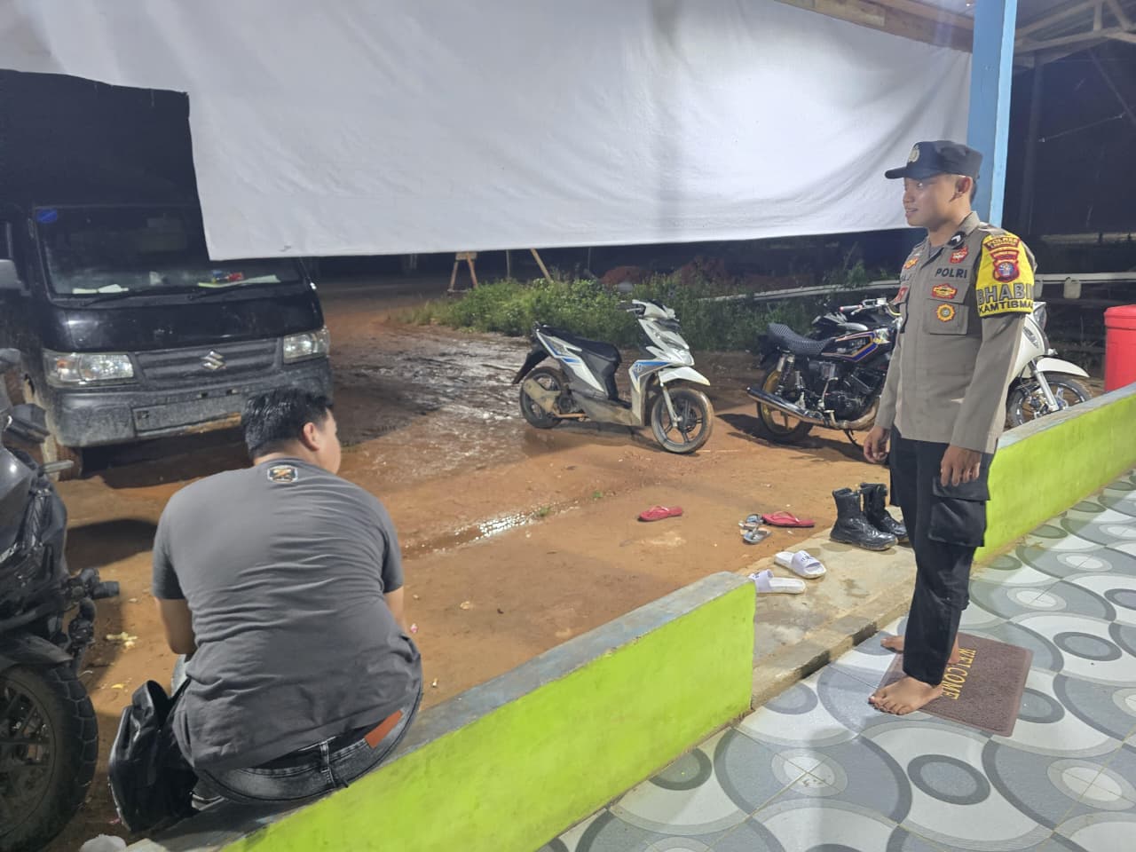 Personel Piket Polsek Lamandau Sambangi Masyarakat, Pererat Silaturahmi dan Sampaikan Pesan Kamtibmas