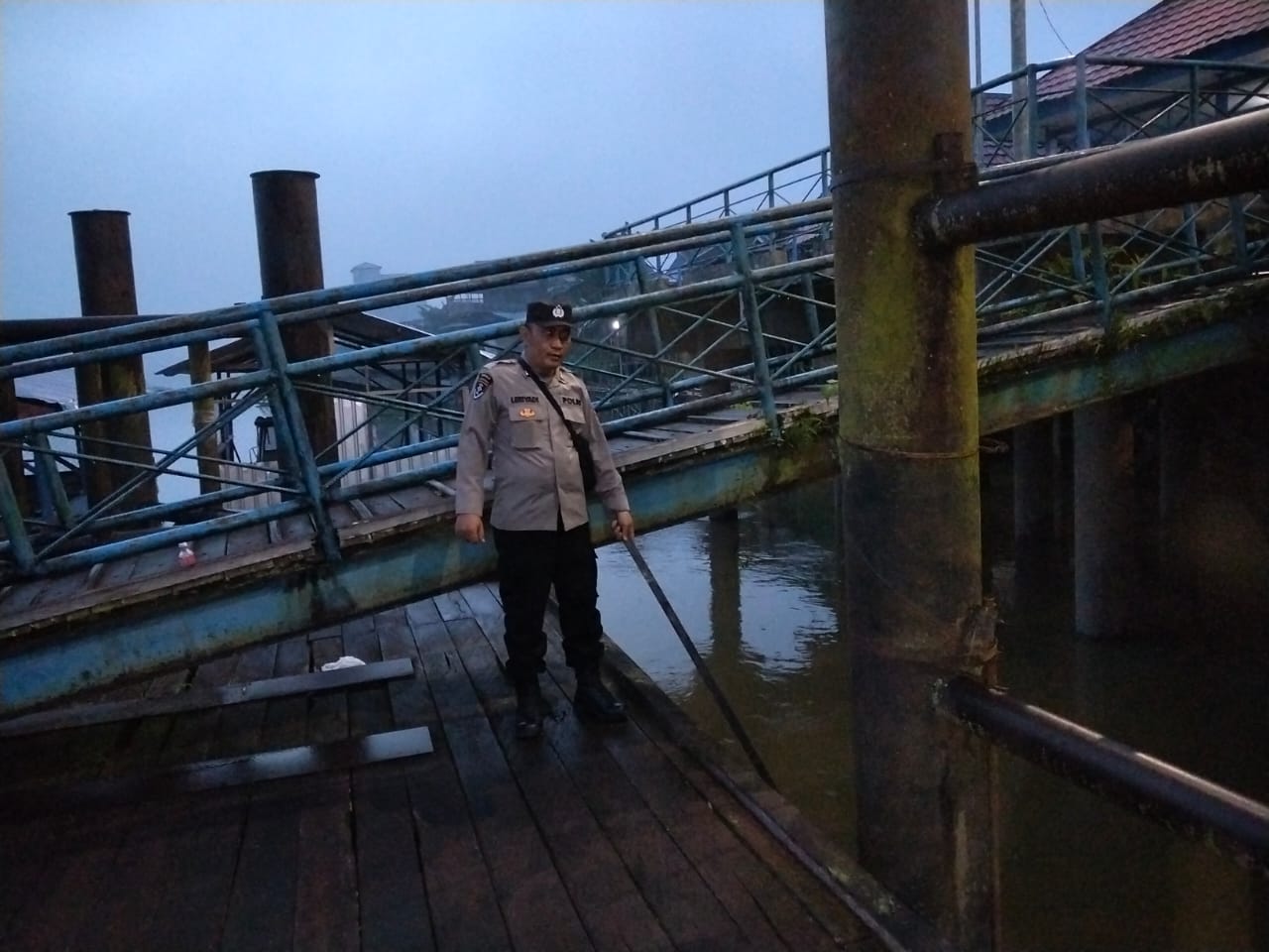 Piket Polsek Bulik Cek debit air di Kelurahan Nanga Bulik